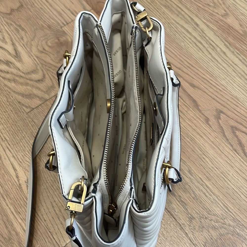 GUESS crossbody - Picture 2 of 4